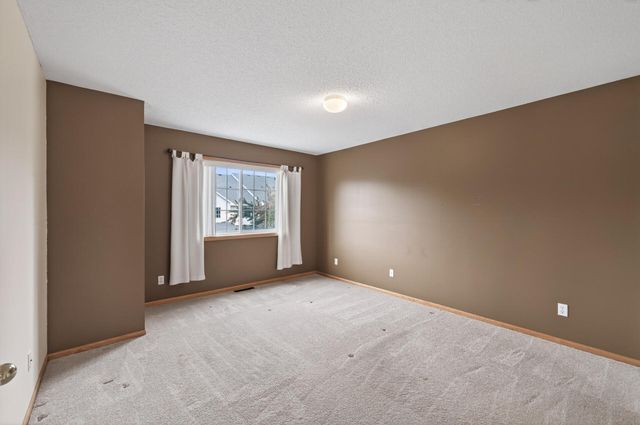 8639 Quarry Ridge Lane I, Woodbury, MN 55125
