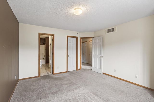 8639 Quarry Ridge Lane I, Woodbury, MN 55125