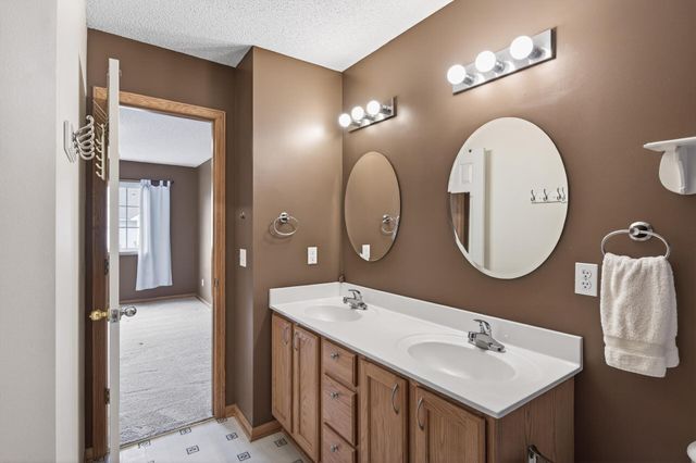 8639 Quarry Ridge Lane I, Woodbury, MN 55125