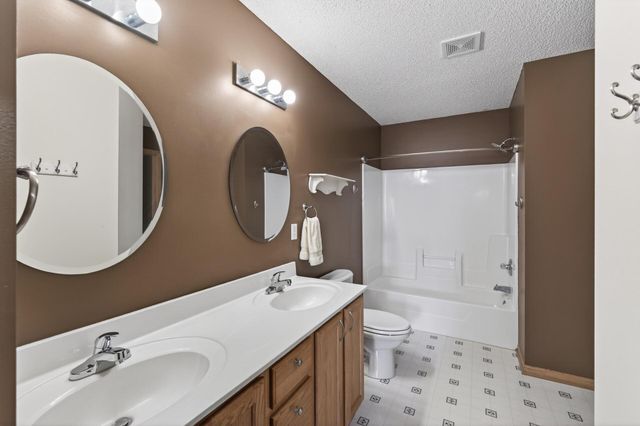 8639 Quarry Ridge Lane I, Woodbury, MN 55125