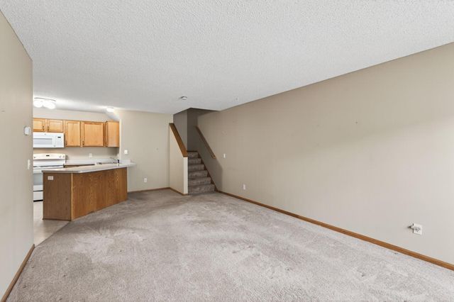 8639 Quarry Ridge Lane I, Woodbury, MN 55125