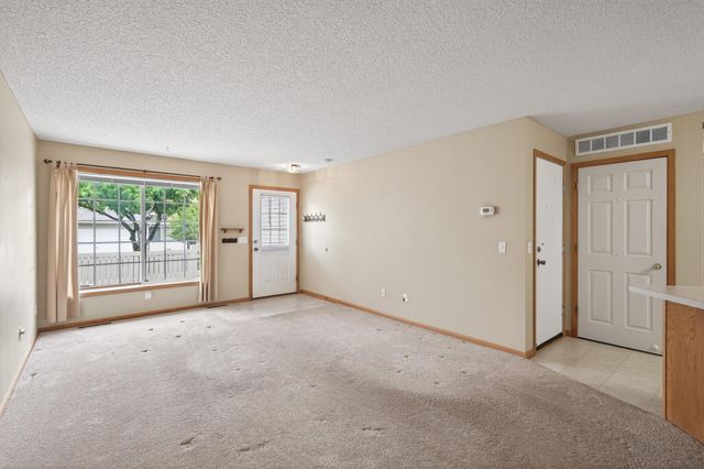 8639 Quarry Ridge Lane I, Woodbury, MN 55125