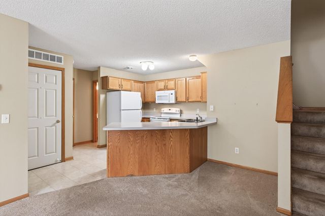 8639 Quarry Ridge Lane I, Woodbury, MN 55125