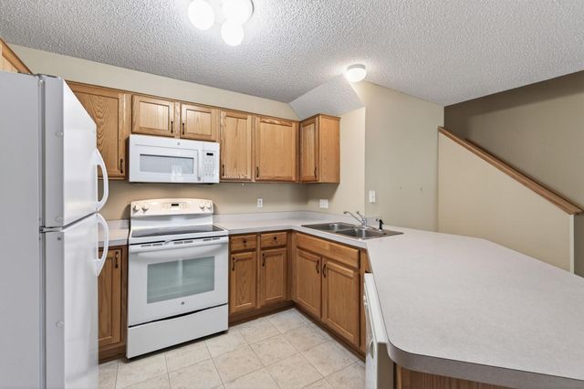 8639 Quarry Ridge Lane I, Woodbury, MN 55125