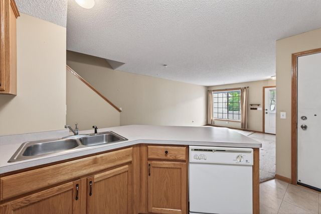 8639 Quarry Ridge Lane I, Woodbury, MN 55125