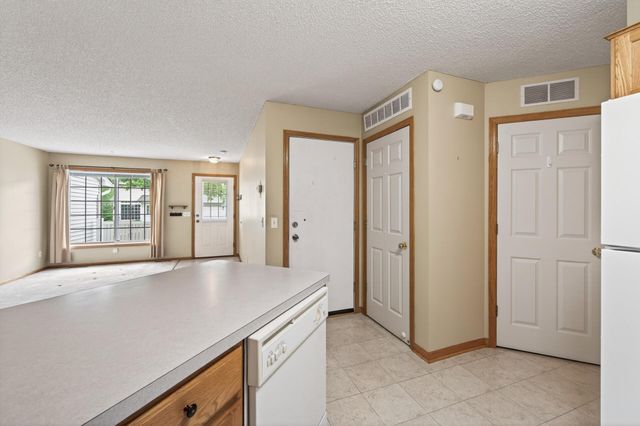 8639 Quarry Ridge Lane I, Woodbury, MN 55125