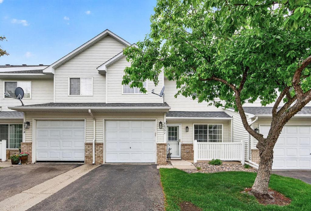 8639 Quarry Ridge Lane I, Woodbury, MN 55125