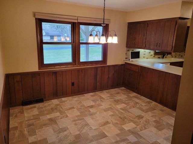 W254S4394 Pin Oak LANE, Waukesha, WI 53189