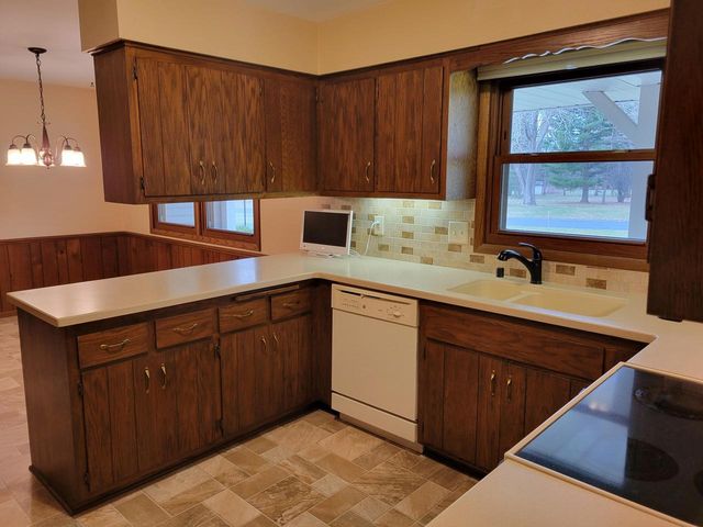 W254S4394 Pin Oak LANE, Waukesha, WI 53189