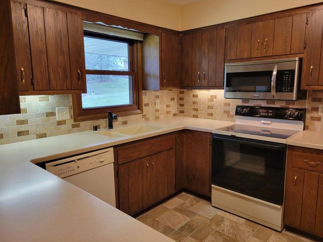 W254S4394 Pin Oak LANE, Waukesha, WI 53189