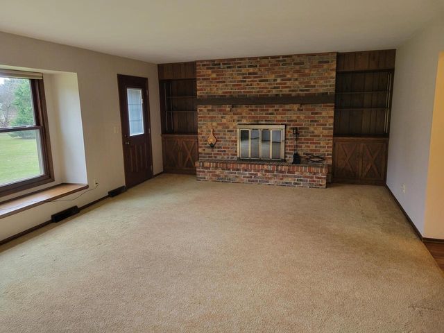 W254S4394 Pin Oak LANE, Waukesha, WI 53189