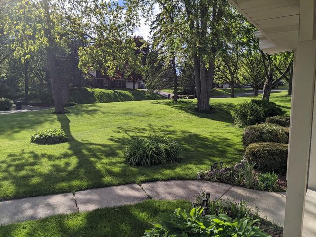W254S4394 Pin Oak LANE, Waukesha, WI 53189