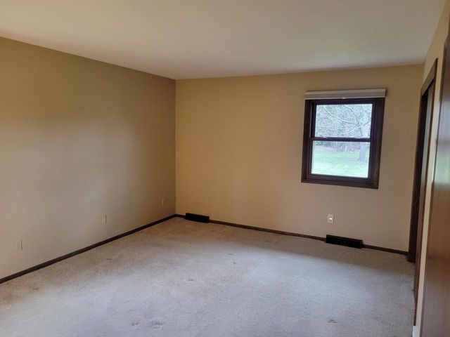 W254S4394 Pin Oak LANE, Waukesha, WI 53189