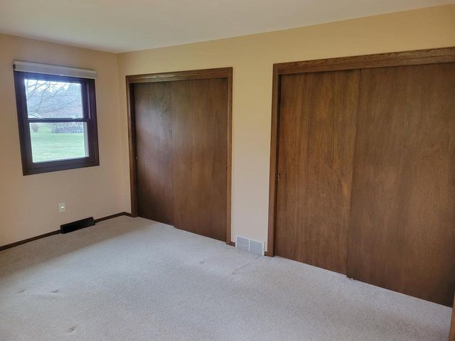 W254S4394 Pin Oak LANE, Waukesha, WI 53189