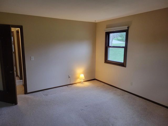 W254S4394 Pin Oak LANE, Waukesha, WI 53189