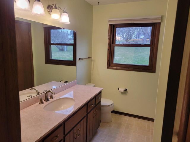 W254S4394 Pin Oak LANE, Waukesha, WI 53189