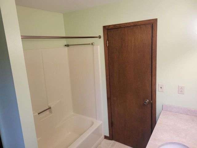 W254S4394 Pin Oak LANE, Waukesha, WI 53189