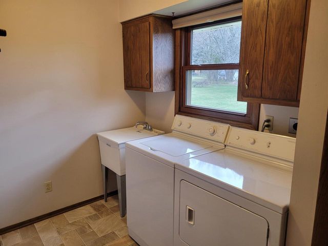 W254S4394 Pin Oak LANE, Waukesha, WI 53189