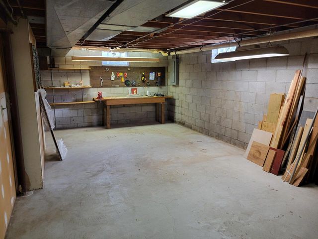 W254S4394 Pin Oak LANE, Waukesha, WI 53189