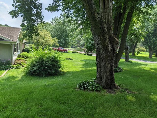 W254S4394 Pin Oak LANE, Waukesha, WI 53189