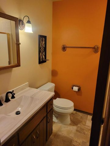 W254S4394 Pin Oak LANE, Waukesha, WI 53189