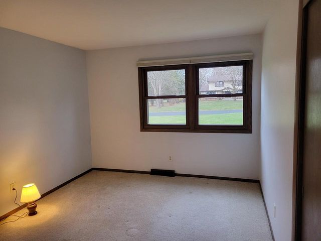 W254S4394 Pin Oak LANE, Waukesha, WI 53189