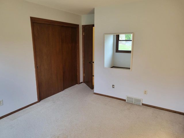 W254S4394 Pin Oak LANE, Waukesha, WI 53189
