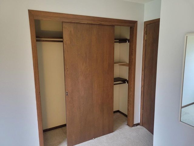 W254S4394 Pin Oak LANE, Waukesha, WI 53189