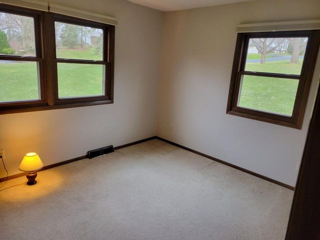 W254S4394 Pin Oak LANE, Waukesha, WI 53189