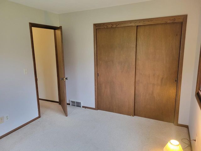W254S4394 Pin Oak LANE, Waukesha, WI 53189