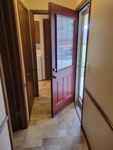 W254S4394 Pin Oak LANE, Waukesha, WI 53189