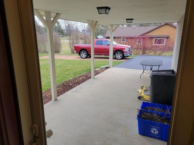W254S4394 Pin Oak LANE, Waukesha, WI 53189
