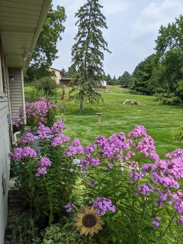 W254S4394 Pin Oak LANE, Waukesha, WI 53189