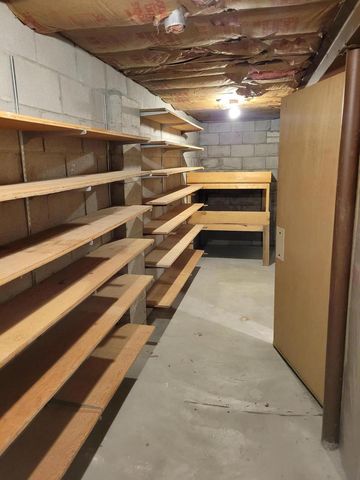 W254S4394 Pin Oak LANE, Waukesha, WI 53189
