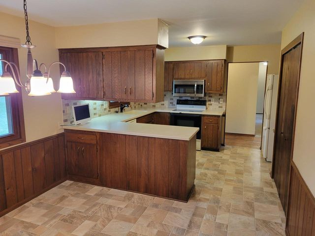 W254S4394 Pin Oak LANE, Waukesha, WI 53189