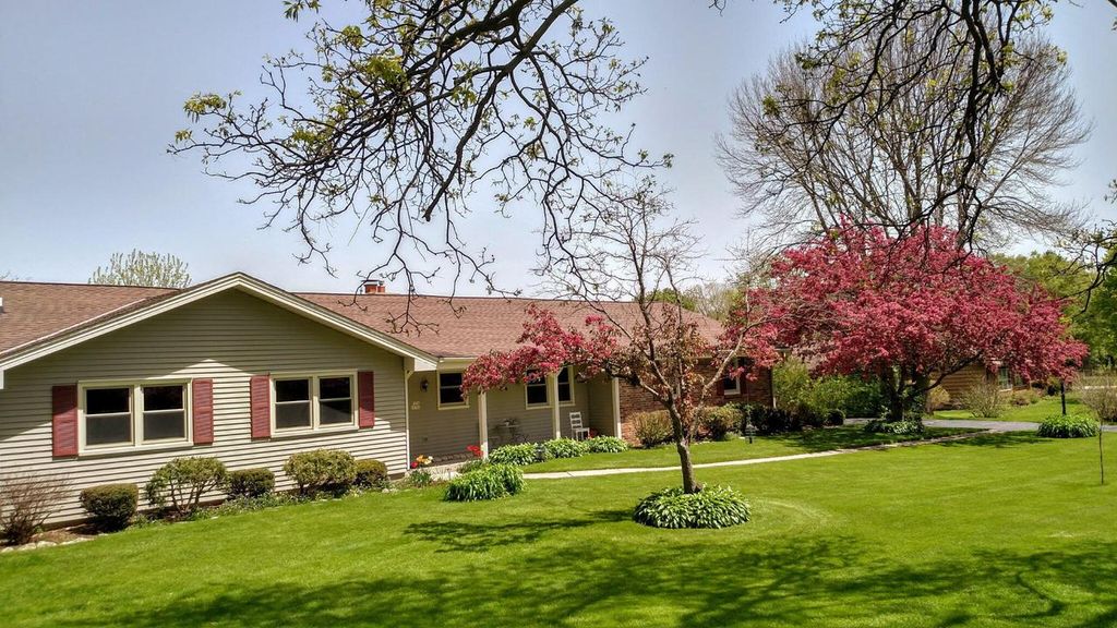 W254S4394 Pin Oak LANE, Waukesha, WI 53189