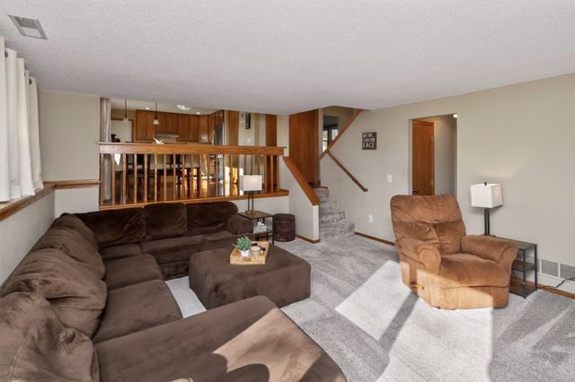 3800 Pebble Court, Urbandale, IA 50322