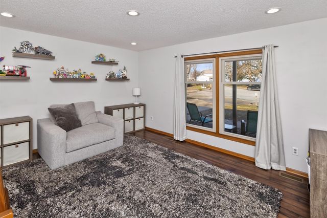 3800 Pebble Court, Urbandale, IA 50322