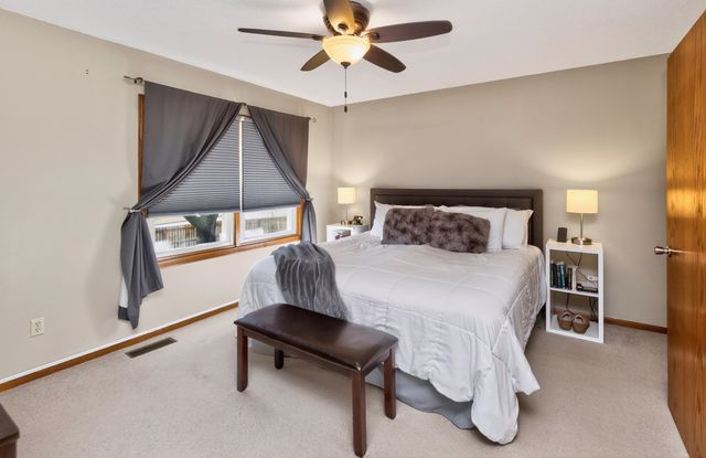 3800 Pebble Court, Urbandale, IA 50322