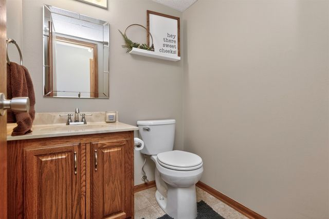 3800 Pebble Court, Urbandale, IA 50322