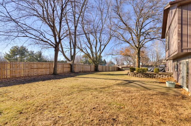 3800 Pebble Court, Urbandale, IA 50322