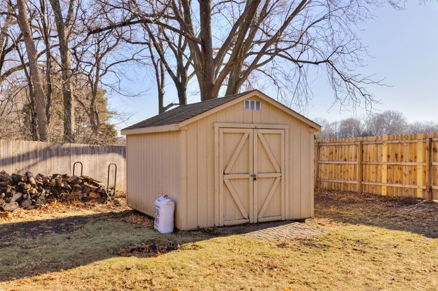 3800 Pebble Court, Urbandale, IA 50322