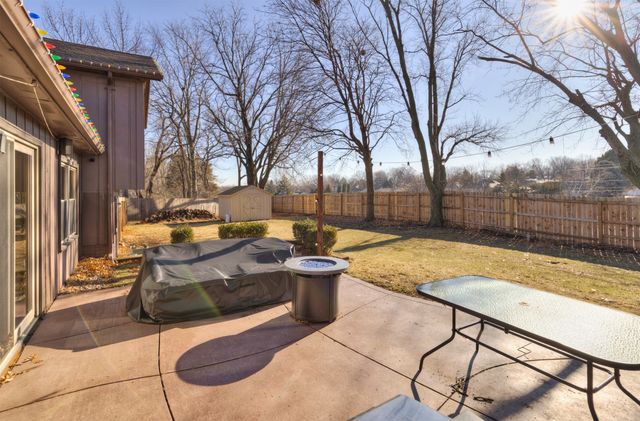 3800 Pebble Court, Urbandale, IA 50322