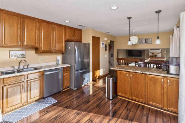 3800 Pebble Court, Urbandale, IA 50322