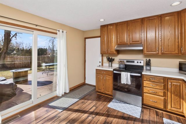 3800 Pebble Court, Urbandale, IA 50322