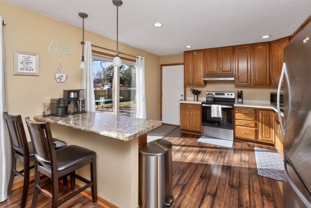 3800 Pebble Court, Urbandale, IA 50322