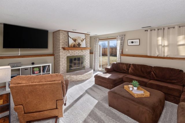 3800 Pebble Court, Urbandale, IA 50322