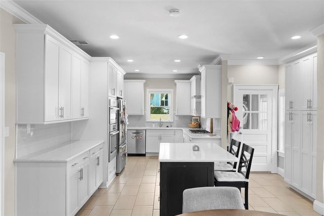 2943 W BAYSHORE COURT, Tampa, FL 33611