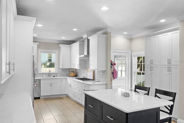 2943 W BAYSHORE COURT, Tampa, FL 33611