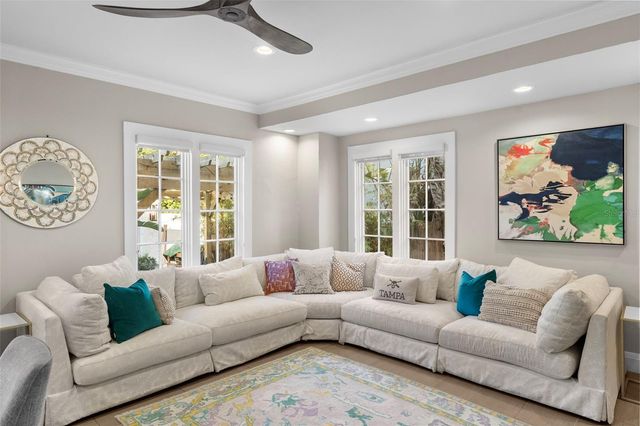 2943 W BAYSHORE COURT, Tampa, FL 33611